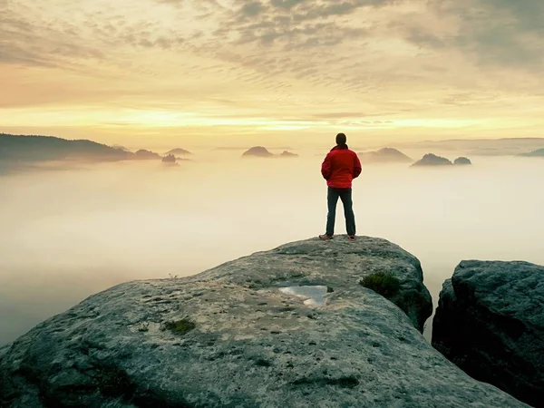 Dağ tepe, adam uzun yürüyüşe çıkan kimse. Muhteşem daybreak sonbahar puslu manzara içinde. Bulutlarda gizli güneş
