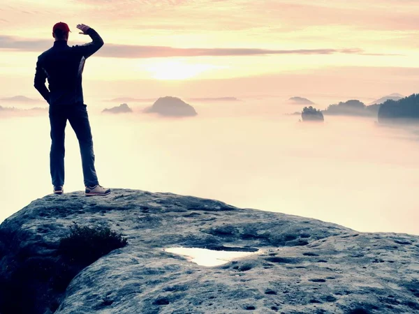 Kayalar renkli puslu sabah. Gözleri gölgeleme rock İmparatorluğu'na karanlık örtüsü turist 