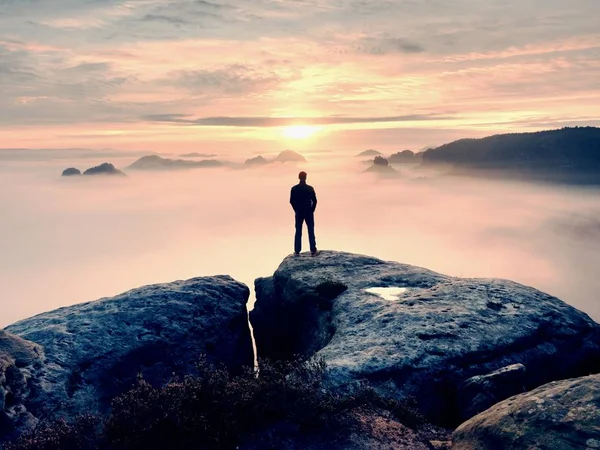 Yalnız kırmızı bere stand kumtaşı kaya kaya empires park ve sis içinde izlerken tepe üzerinde uzun yürüyüşe çıkan kimse