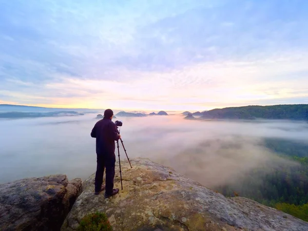 Fotógrafo enmarcando la imagen con el ojo en el visor. entusiasta de la foto disfrutar del trabajo, naturaleza caída — Foto de Stock