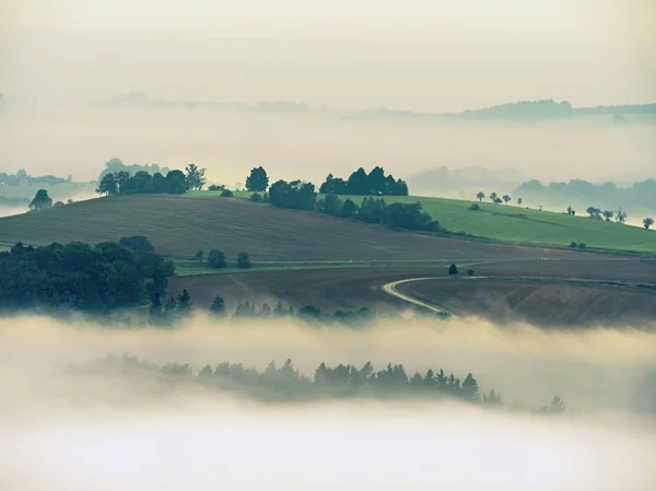 Podzimní inverze mlha. Vrcholy kopců se zvýšil z zamlžené pozadí. — Stock fotografie