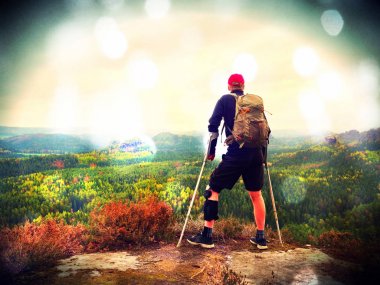 Adam uzun yürüyüşe çıkan kimse giyim destekleyici bacak Brace ve cruthes karşıtı. Arka planda doğal orman park 