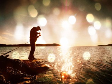 Çok yakın dikiz çalışma balıkçı için. Adam iterek yem kontrol ve çok denize atar. Olta ile balıkçı