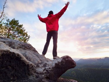 Yalnız turist kap ve sportif açık giysiler ile stand Milli Parkı vadiye izlerken uçurumun kenarında