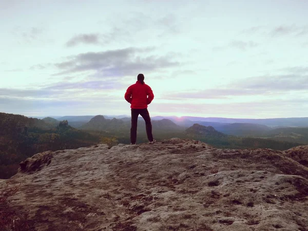 Yalnız turist kap ve sportif açık giysiler ile stand Milli Parkı vadiye izlerken uçurumun kenarında