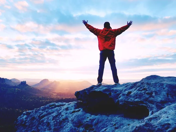 Yalnız turist kap ve sportif açık giysiler ile stand Milli Parkı vadiye izlerken uçurumun kenarında