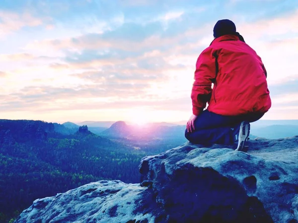 Yalnız turist kap ve sportif açık giysiler ile stand Milli Parkı vadiye izlerken uçurumun kenarında