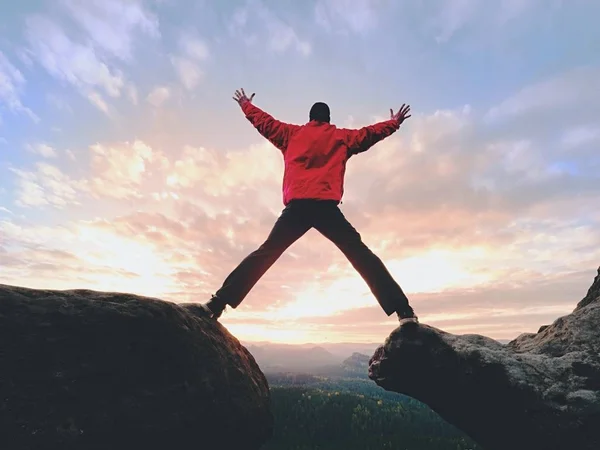 Pazzo. L'escursionista sta saltando sulla cima rocciosa. Meraviglioso umore in montagne rocciose , — Foto Stock