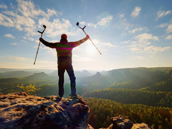 Fiyatı acıyor diz ile. Birleşim Immobilizer bacağından adamla kal Zirvesi ve zam tıp koltuk değneği üzerinde 