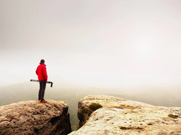 Nature photographer prepare camera to takes impressive photos of misty fall mountains. Tourist photographer — Stock Photo, Image
