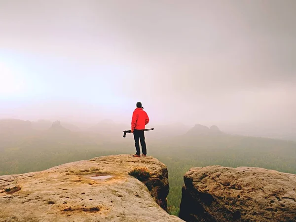 Fotógrafo de la naturaleza preparar la cámara para tomar fotos impresionantes de las montañas de otoño brumoso. Fotógrafo turístico —  Fotos de Stock