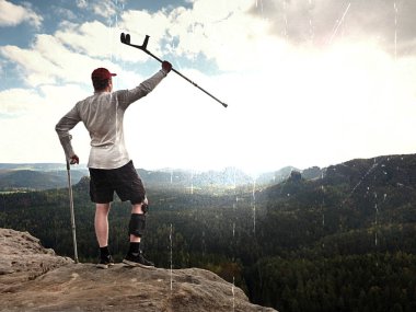 Uzun yürüyüşe çıkan kimse kulübe diz. Birleşim Immobilizer bacağından adamla Zirvesi ve zam tıp cruth başının üstünde kalsın. Uzun yürüyüşe çıkan kimse elde tepe 