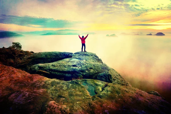  Adam sabah puslu ve sonbahar vadiye parlak sabah güneş göz kulak. 