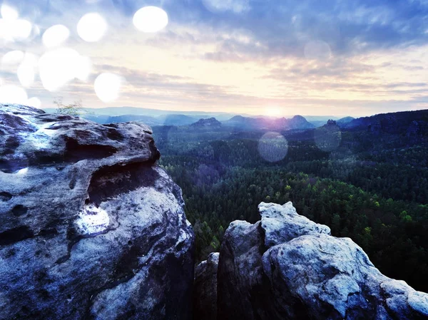 Ανοιξιάτικη φύση το πρωί. Ραγισμένα ψαμμίτη βράχο πάνω από την κοιλάδα του δάσους, Χαραυγή Κυρ ορίζοντα. — Φωτογραφία Αρχείου