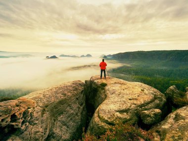 Genç kendinden emin ve güçlü adam ile ayakta silüeti güneş gizli kalçalarına eller
