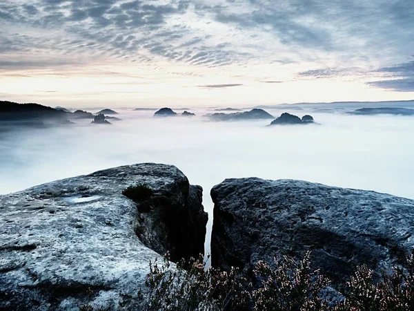 Herbstmorgen, Blick über freiliegenden Felsen in ein tiefes Tal voller leichter Nebelschwaden. verträumte neblige Landschaft bei Tagesanbruch — Stockfoto