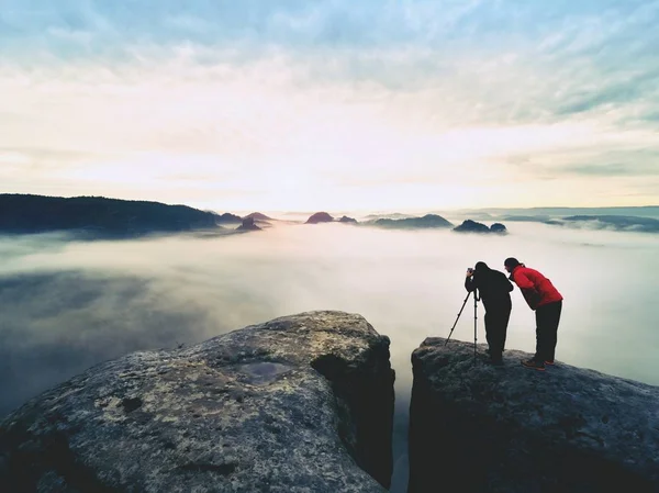 Lidé jen fotit, turisté na vyhlídka s výhledem na horu ráno. — Stock fotografie