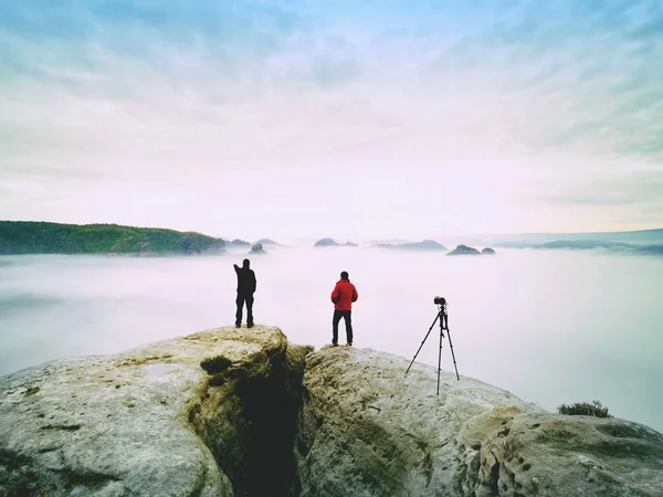 Sadece resimler, sabah dağda görünümüne bakış açısıyla turist alan insanlar.