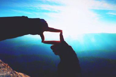 Eller yakından çerçeve jest yapmak. Mavi puslu Vadisi feryat kayalık tepe. Güneşli Bahar şafak 