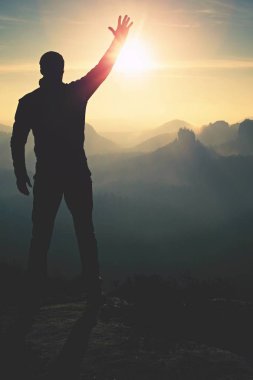 Adam telefon fotoğraf çeker. Rüya gibi adamlara dağlar gündoğumu sırasında