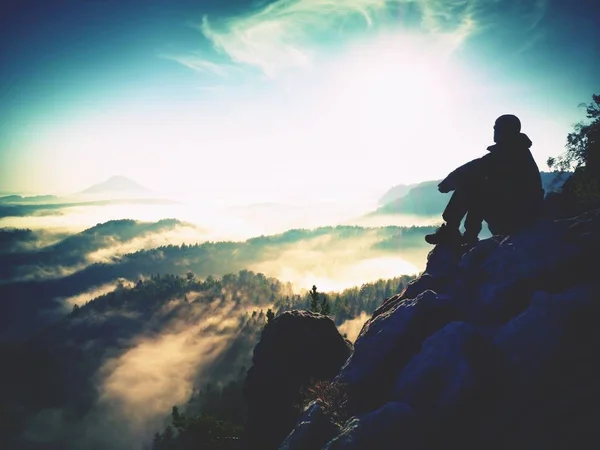 Tramp muž si odpočinout na vrchol hory. Muž ležel na summitu, řev podzimní údolí. — Stock fotografie