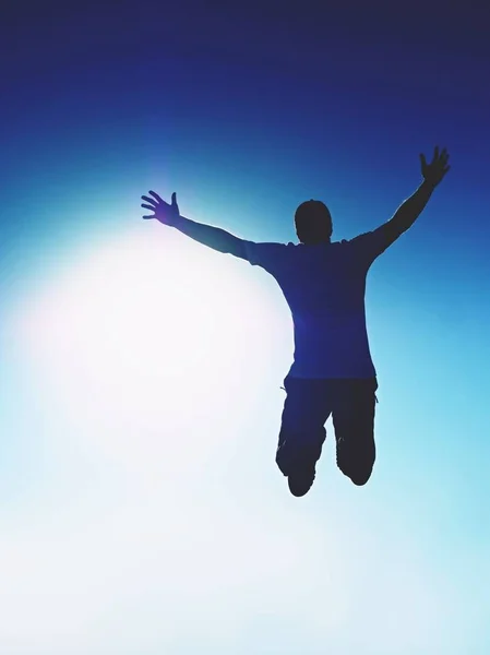 Человек летит в воздухе. Эффект Голубого тона. Человек падает с поднятыми руками . — стоковое фото