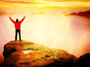 Sonbahar güneş ufka izlerken uzun yürüyüşe çıkan kimse. Güzel anı doğa mucizesi. Renkli sis Vadisi'nde. Adam sahanın tek başına 