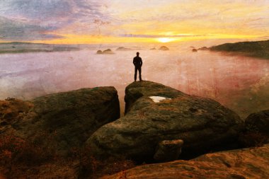 Objektif kusur. Uzun yürüyüşe çıkan kimse Vadisi yukarıda rock ucunda. Adam göz kulak puslu ve sonbahar sabah Vadisi