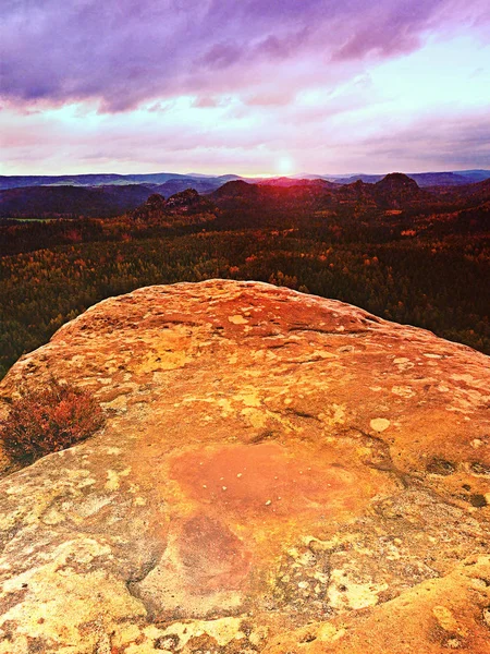 Primavera mañana naturaleza. El acantilado de piedra arenisca agrietado sobre el valle del bosque, amanecer Sol en el horizonte . — Foto de Stock