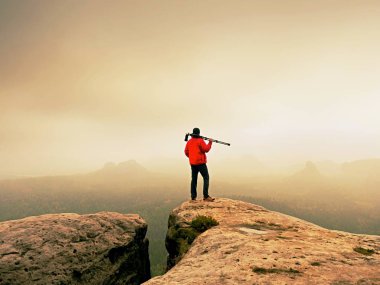 Fotoğrafçı'nin puslu dağlar resim hakkında düşünüyorum. Ağır Sis içinde gizli vadi
