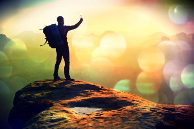  Adam gözlerini gölgeleme. Uçurum kenarı ve derin vadi feryat izlerken yalnız turist.