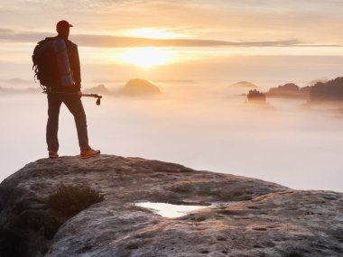Kayalık tepe ve derin puslu Vadisi feryat izlerken sportif sırt çantası ile yorgun fiyatı.