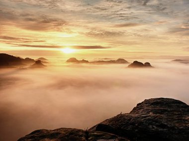 Sonbahar erken sabah Vadisi Saksonya'nın İsviçre düşmeye kumtaşı kayaların üzerinden görüntüleyin. Kumtaşı zirveleri