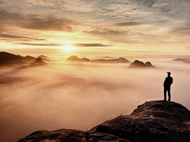 Yalnız kırmızı bere stand kumtaşı kaya kaya empires park ve sis içinde izlerken tepe üzerinde uzun yürüyüşe çıkan kimse