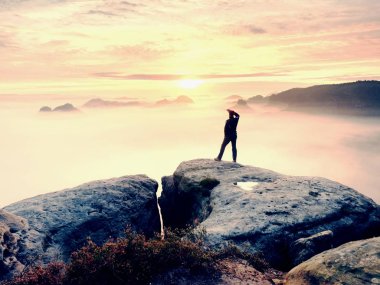 Kayalar renkli puslu sabah. Gözleri gölgeleme rock İmparatorluğu'na karanlık örtüsü turist 