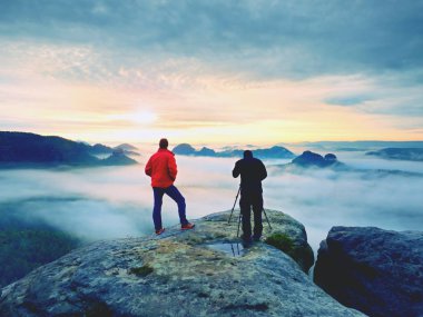 Fotoğrafçı ile göz vizör kamera tripod kalmak cliff ve alır fotoğraflarına vasıl konuş arkadaş.