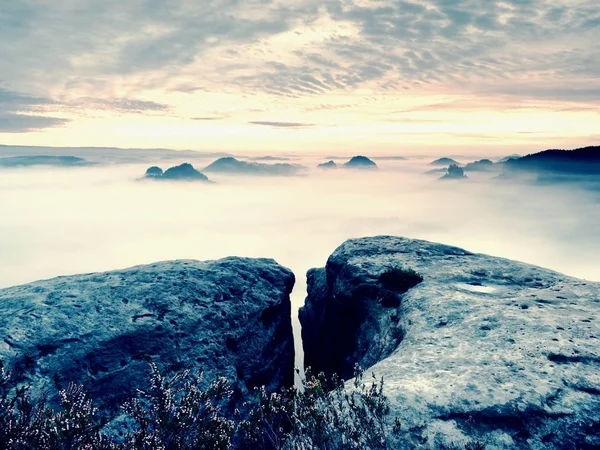 Autumn early morning view over sandstone rocks to fall valley of Saxony Switzerland. Sandstone peaks — Stock Photo, Image