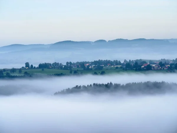 Herfst inversie mist. Toppen van heuvels steeg van mistige achtergrond. — Stockfoto