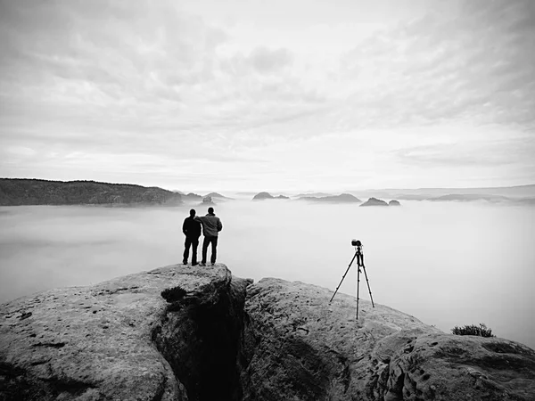 Personer som bara tar bilder, turister på viewpoint med utsikt till berg i morgon. — Stockfoto