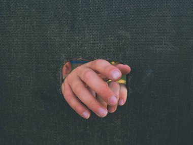 Çocuklar el ahşap tırmanma duvarı üzerinde bir delik tutar. Kısa parmak merdiveni ile tutun