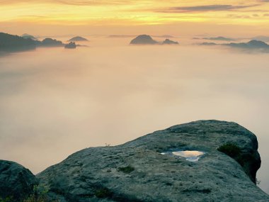Sonbahar sabahı, derin vadi hafif sis tam maruz rock üzerinde görüntüleyin. Daybreak içinde rüya gibi puslu manzara