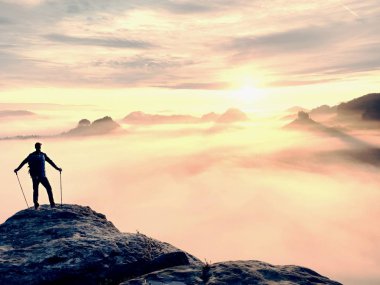 Uzun yürüyüşe çıkan kimse sırt çantası ile dağ tepe zirvesine ulaşır. Başarı, özgürlük ve mutluluk dağlar.