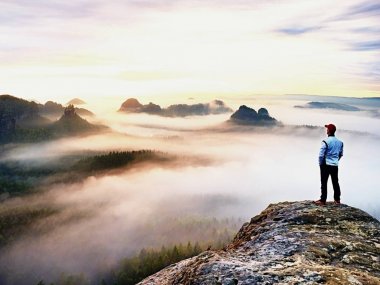 Genç siyah ve beyaz siuts puslu tepelik Vadisi'ne bakıyor uçurumun kenarında uzun yürüyüşe çıkan kimse feryat, Güz başlıyor