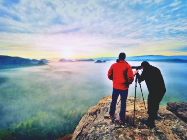 Fotoğrafçı ile göz vizör kamera tripod kalmak cliff ve alır fotoğraflarına vasıl konuş arkadaş.