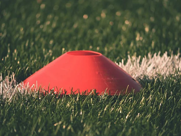 Školení mark v fotbalového hřiště. Bílá čára namalováno na pozadí umělý zelený trávník — Stock fotografie