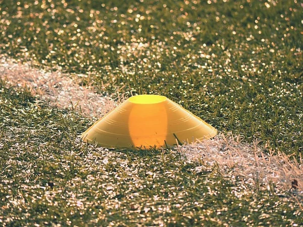 Marca colorida en el campo de juego de fútbol. Marca de línea blanca pintada sobre fondo de césped verde artificial . — Foto de Stock