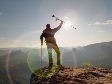 Zor sınavı. Gezi adam turist dizlik giyen adam yürüyen againts koltuk değneği açık havada uzun yürüyüş