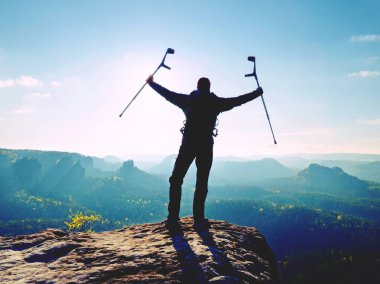 Zor sınavı. Gezi adam turist dizlik giyen adam yürüyen againts koltuk değneği açık havada uzun yürüyüş