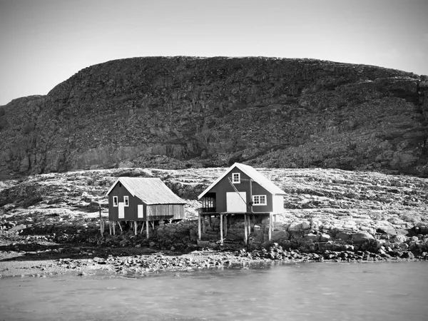 부두, 바위 섬, 노르웨이에서 빨간 보트 하우스. 전통적인 빨간 백색 바다 가까이 부두에서 건물 — 스톡 사진