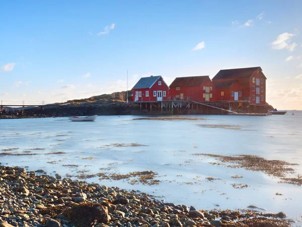 Maisons rouges du village de pêcheurs. Bâtiment traditionnel blanc rouge dans petit port, littoral de la mer du Nord froide — Photo